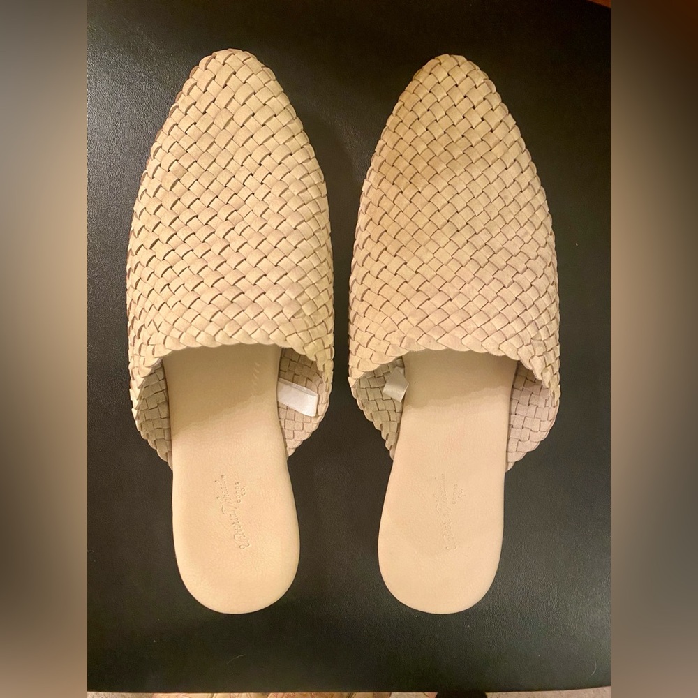Universal thread crocheted mule